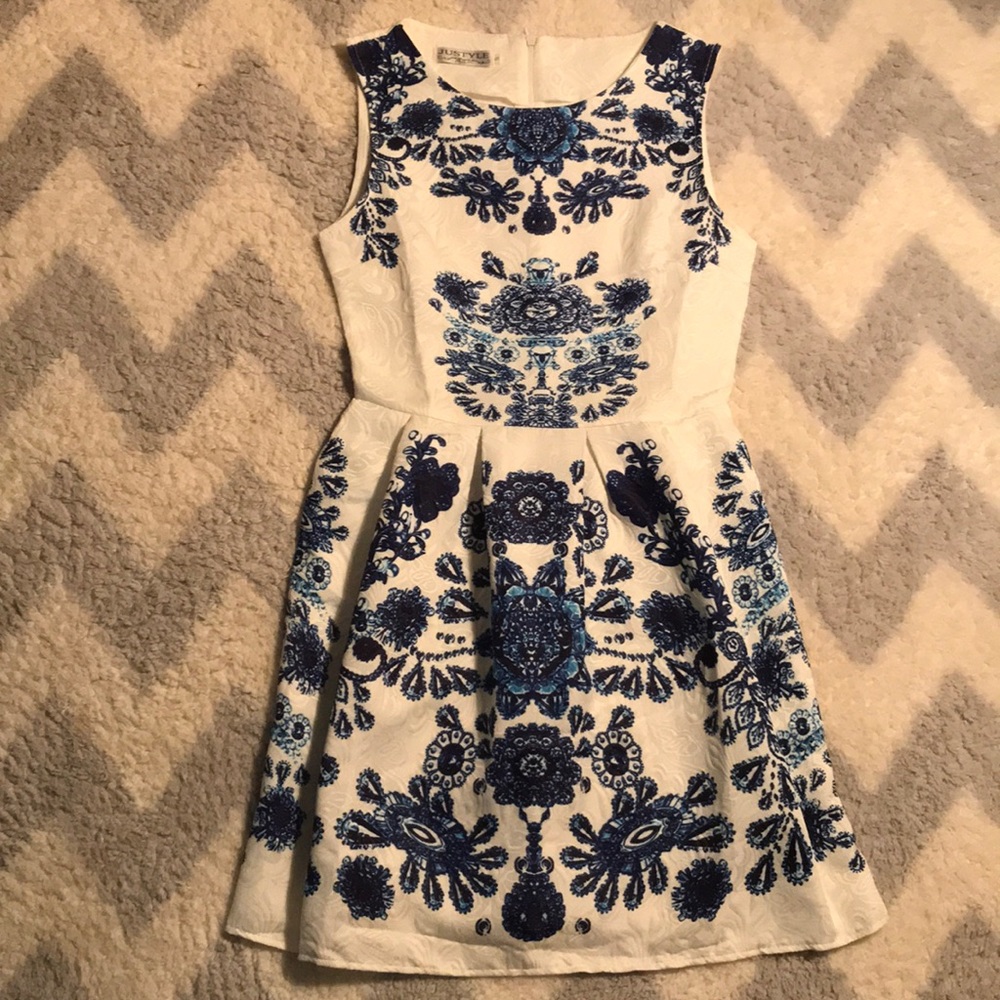 Girl White/Blue Formal Dress Size Small Stylish